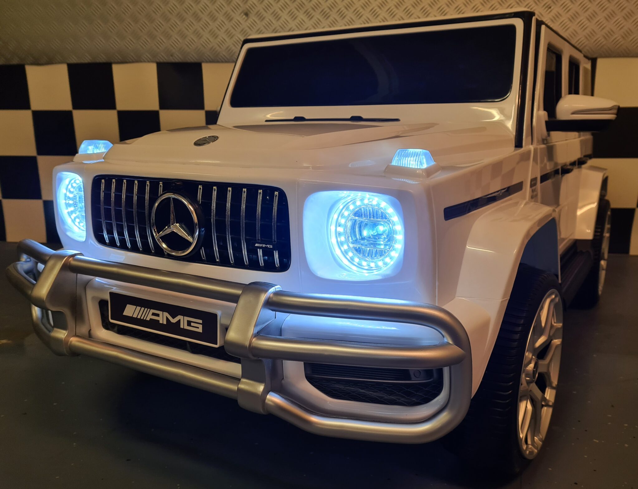 Batterij-kinderauto Mercedes G63 2-persoons 24 volt wit